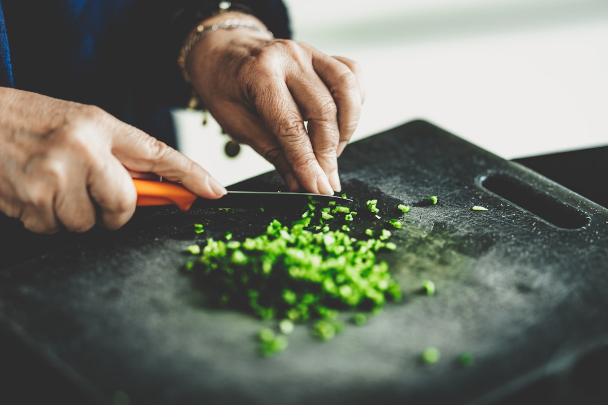 Cucina consapevole - preparazione di ingredienti freschi